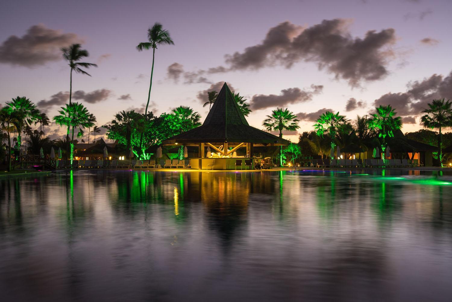 Vila Gale Resort Mares Guarajuba Exterior foto The resort at night