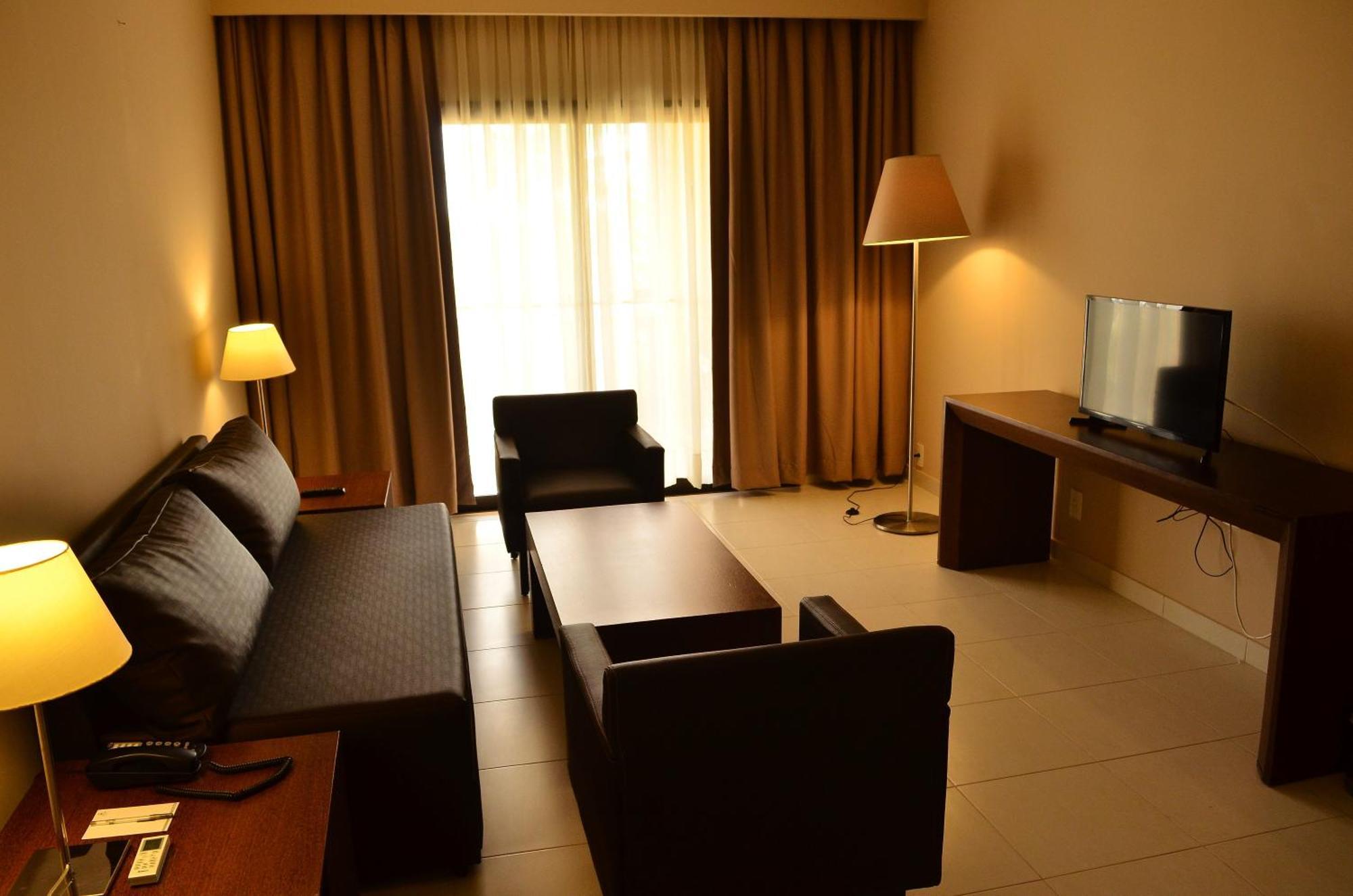 Vila Gale Resort Mares Guarajuba Exterior foto A living room in a hotel suite